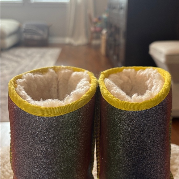 Used 1 week KIDS GLITTER UGGS CLASSIC II BOOTS SIZE 1 big kid RARE - Picture 7 of 12